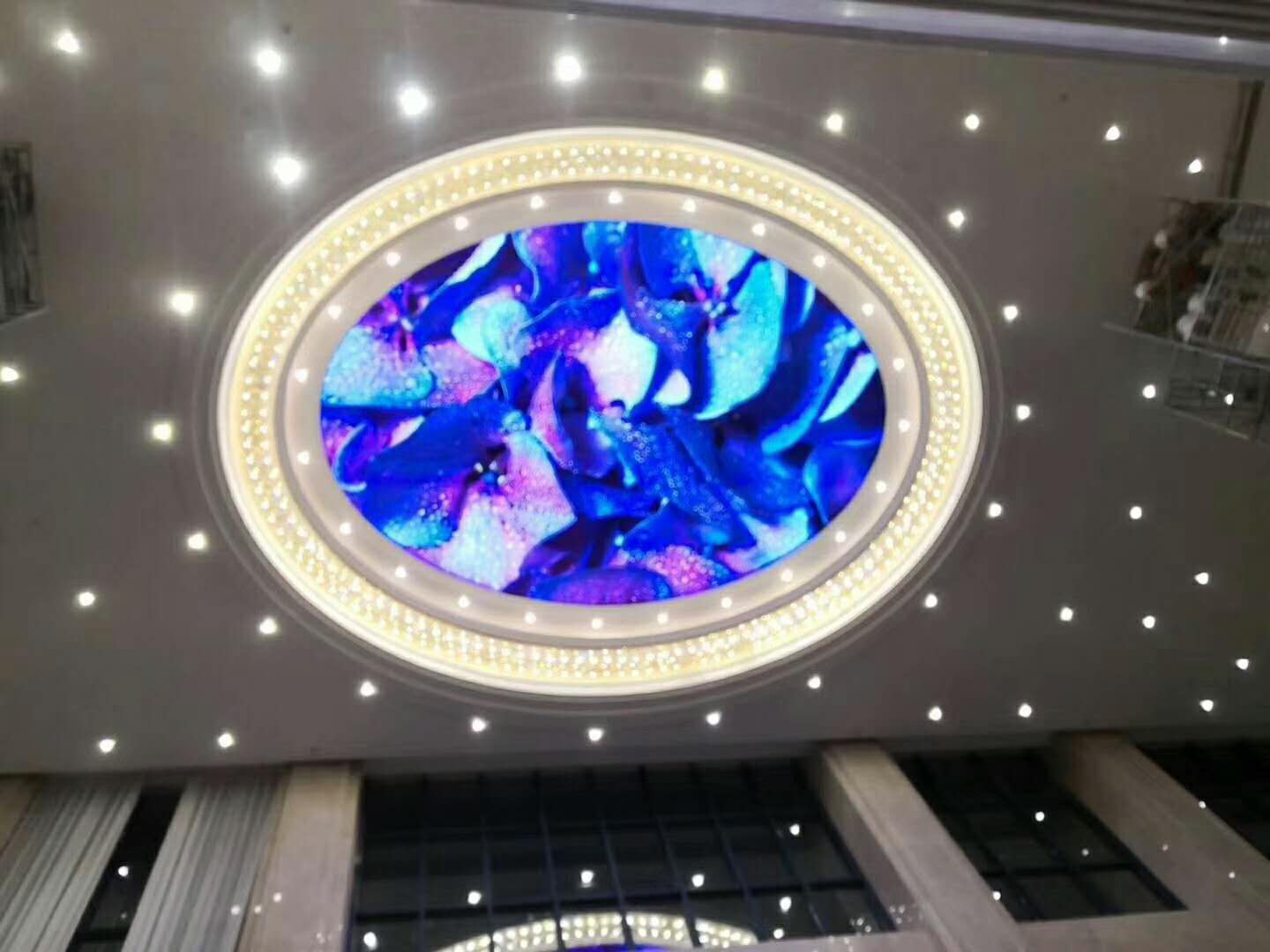 山东青岛某酒店室内P4全彩LED显示屏平天幕圆形屏安装完成